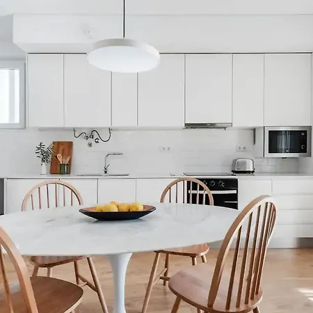 New Bright Design With Spacious Balcony Apartmán *