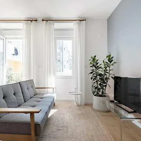 New Bright Design With Spacious Balcony * Lisbon
