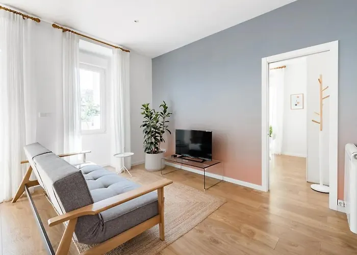 New Bright Design With Spacious Balcony Apartmán *